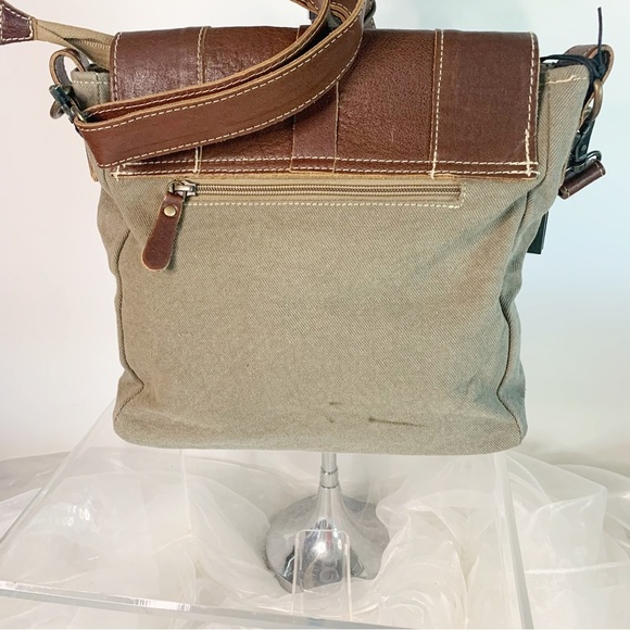 Myra Retro-Inspired Small and Cross Body! - Picture 4 of 6